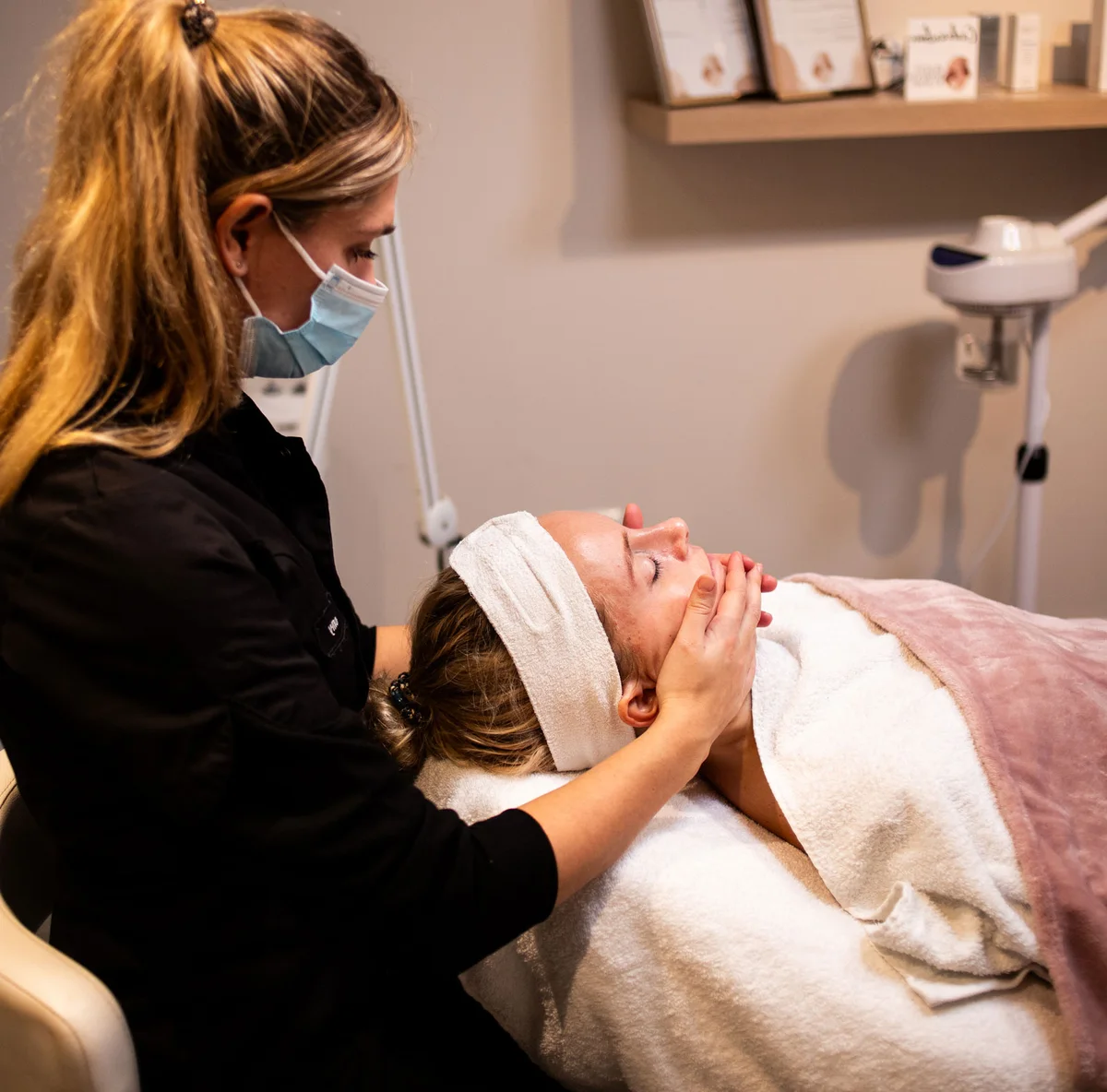 Een gezichtsbehandeling in de salon